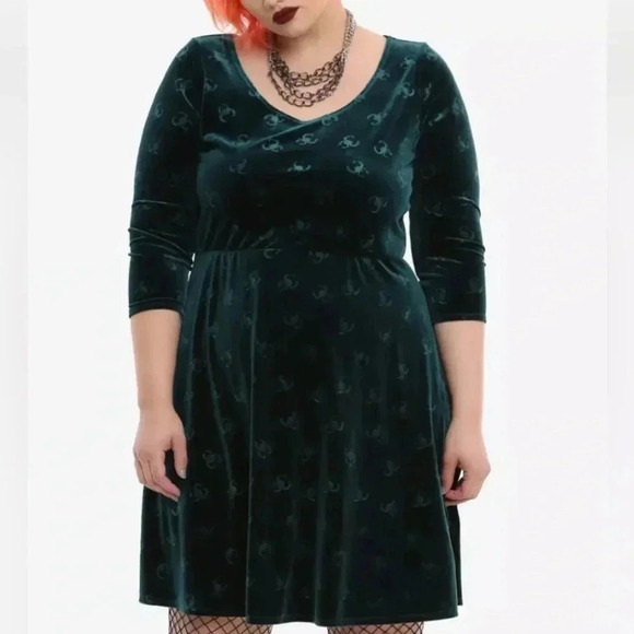 Her Universe Dresses & Skirts - Her Universe Marvel Loki Velvet Embossed Dress Size XL Hot Topic Cosplay Green